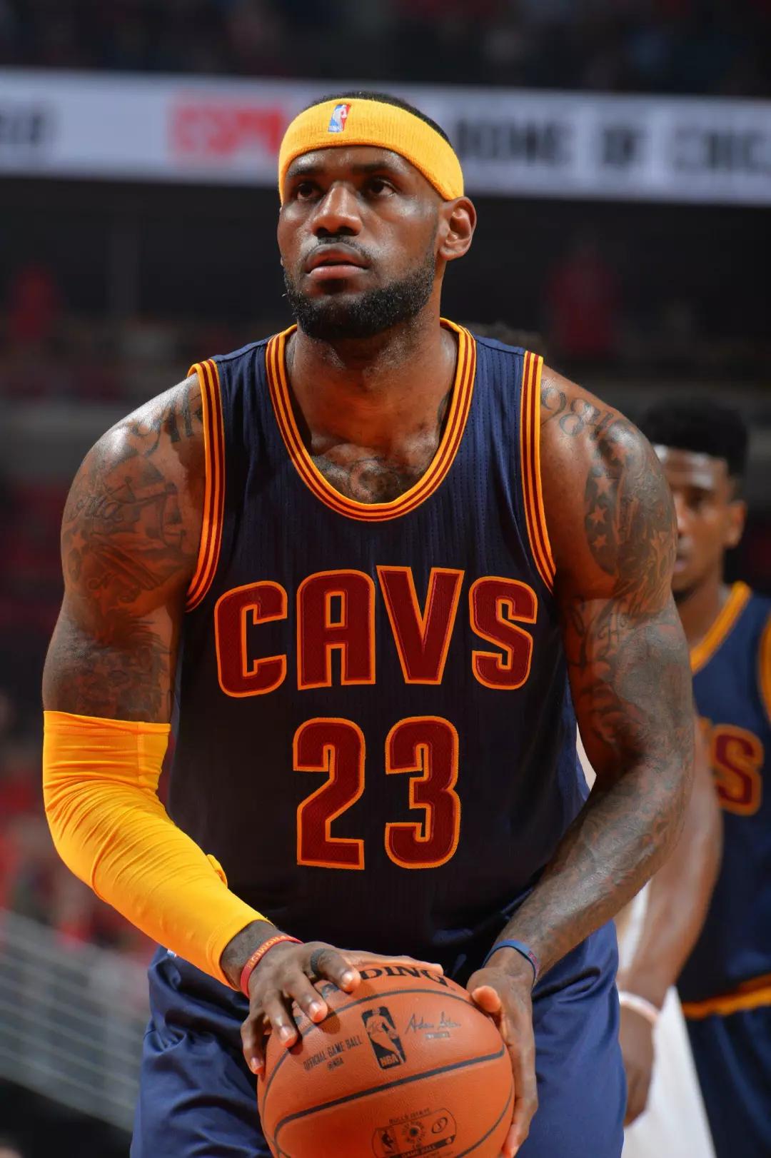 16分惨败！湖人错失关键卡位战，詹姆斯缺阵，东契奇空砍38+10+10