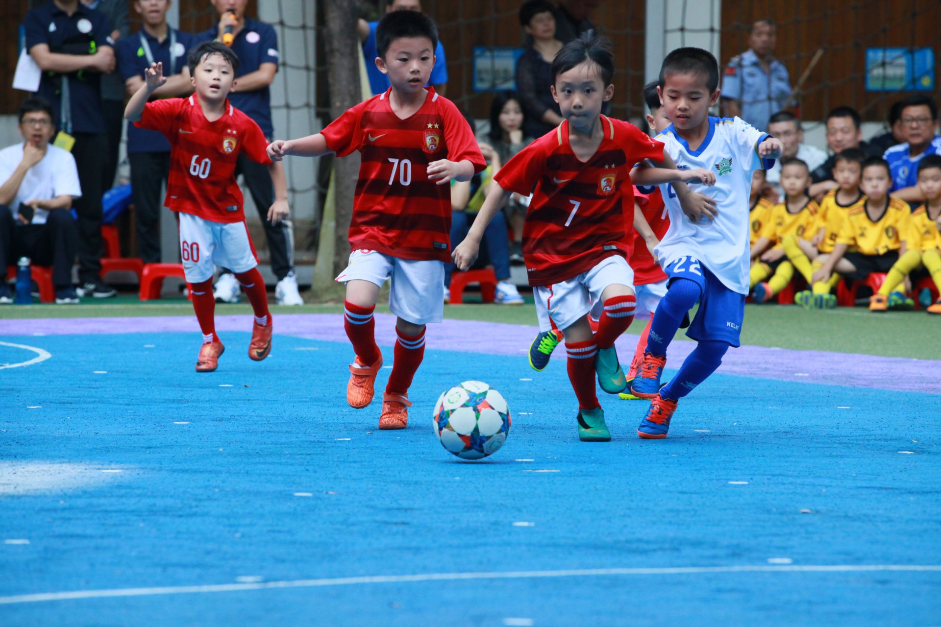 纽约洋基队宣布退役队魂伯尼·威廉斯的 51 号球衣，全场老洋基人齐聚