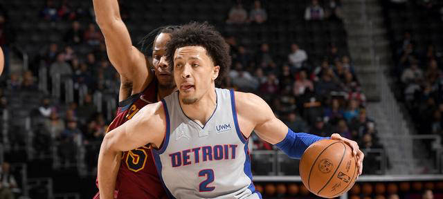 中超强队国安在亚冠被越南绝杀，国脚表现低迷，暴露中国足球实力与管理问题。