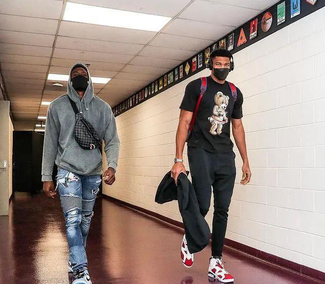 英超12月最佳扑救候选：拉亚两度上榜，大马丁、拉门斯在列