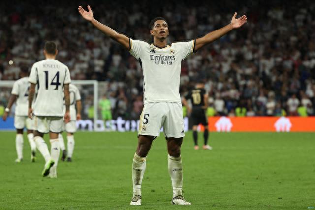 龚翔宇美国联赛定妆照发布 笃定神情挺拔身姿尽显中国队长风采