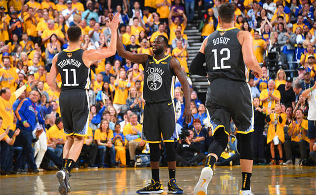 每体：巴萨仍在关注凯恩，等待他和拜仁的最终动向